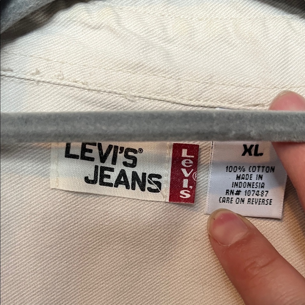 Levi's women’s Light Cream Button-Down Work Shirt - Picture 2 of 6